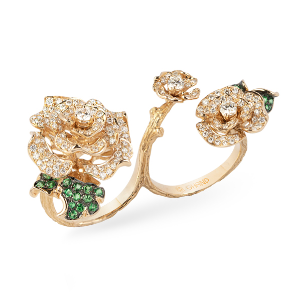 Lady Rose Between The Fingers Ring Yellow Gold