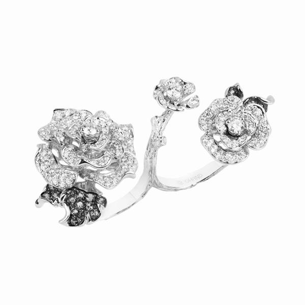 Lady Rose Between The Fingers Ring White Gold